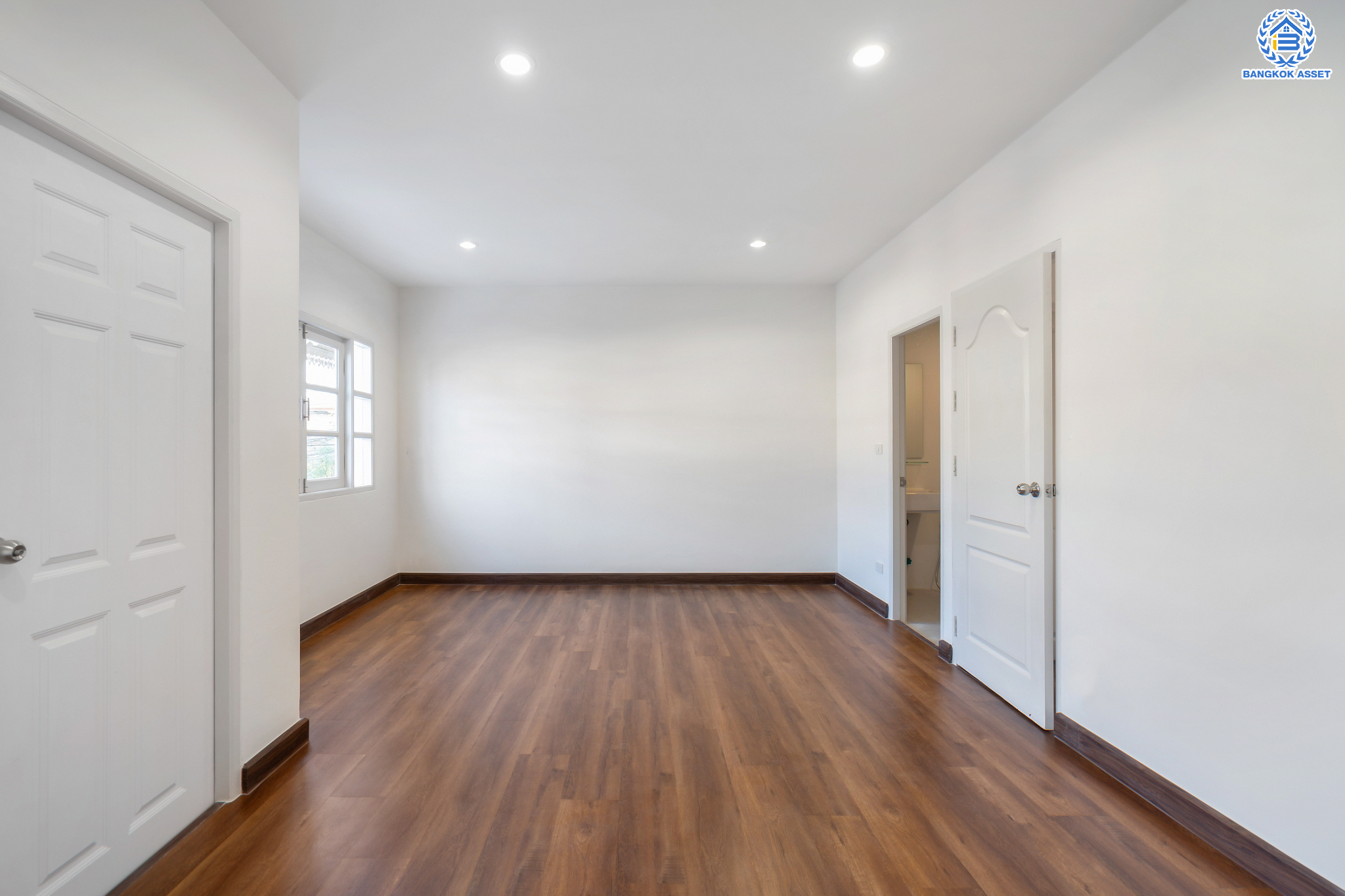 บ้านมือสองตกแต่งใหม่ ม.รติรมย์ 3 สวนผัก บ้านดีไซน์สวยพร้อมอยู่ เนื้อที่ 21 ตร.ว. ฟังก์ชัน 3 ห้องนอน 2 ห้องน้ำ 1 ที่จอดรถ บนทำเลศักยภาพ เชื่อมต่อหลายเส้นทางหลัก ใกล้ทางด่วน "ศรีรัช" รถไฟฟ้าสายสีแดง "สถานีตลิ่งชัน"และแหล่ง Community Mall ชั้นนำมากมาย